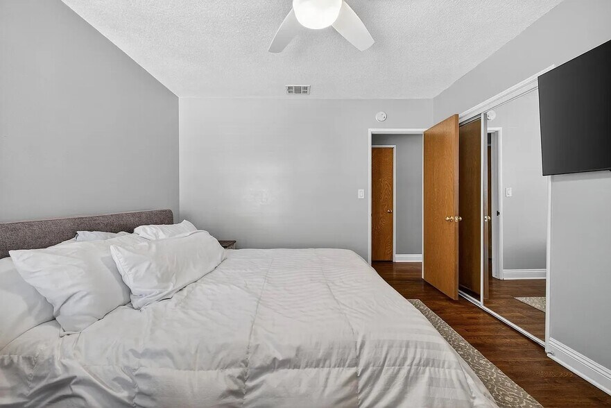 Building Photo - 2924 W 136th St