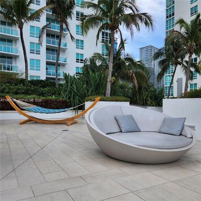 Building Photo - 950 Brickell Bay Dr