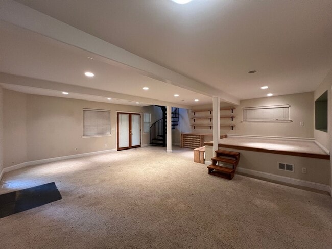 Building Photo - 2,280 Square Foot modern Three bedroom two bath multi  level home, large yard, decks, cathedral c...