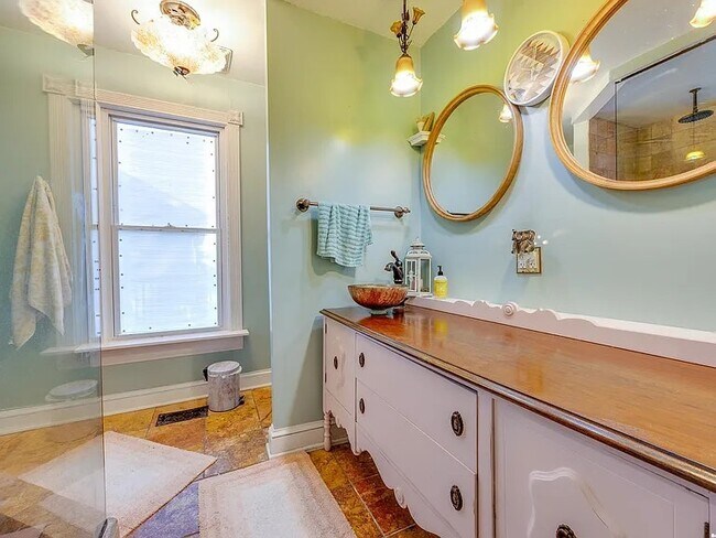 Building Photo - 1512 College St