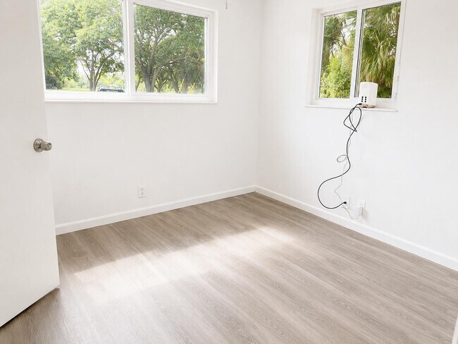 Building Photo - 8012 US-1