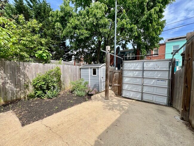 Building Photo - 1742 L St NE