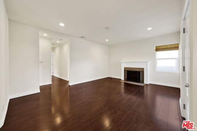 Building Photo - 6323 Farmdale Ave