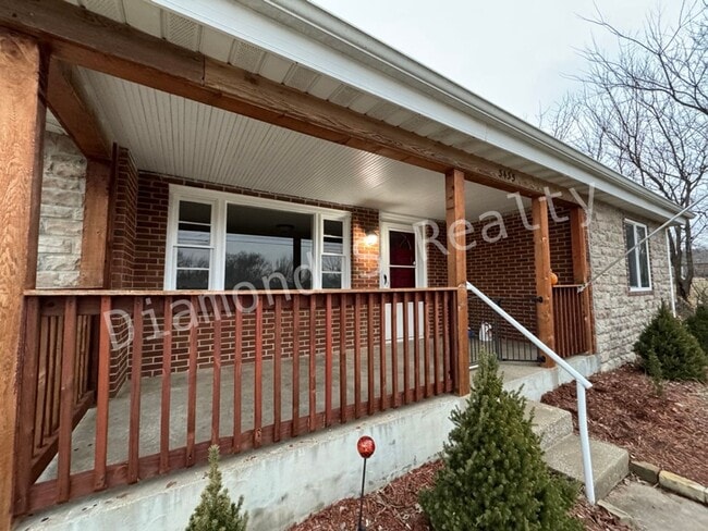 Building Photo - Gorgeous 2 Bedroom Home Available Early July - Great Location!