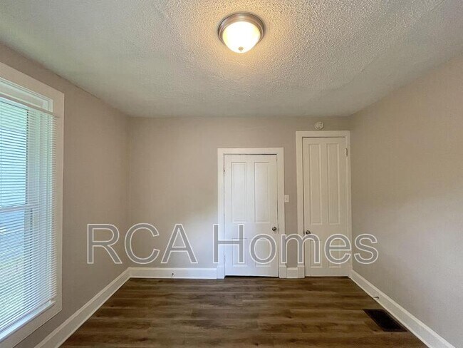 Building Photo - 433 N Bradley Ave