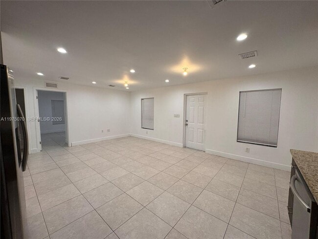 Building Photo - 605 NW 3rd Ave