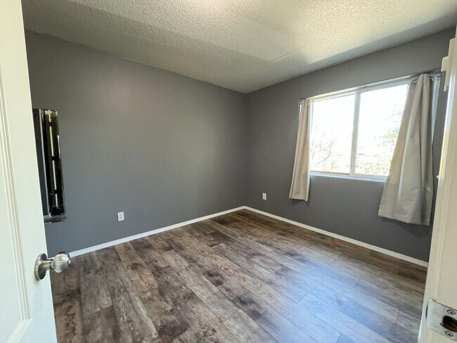 Building Photo - Bright 2-Bedroom Condo with Laminate Floor...