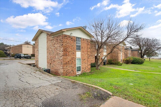 Building Photo - 8000 Cambridge Cir