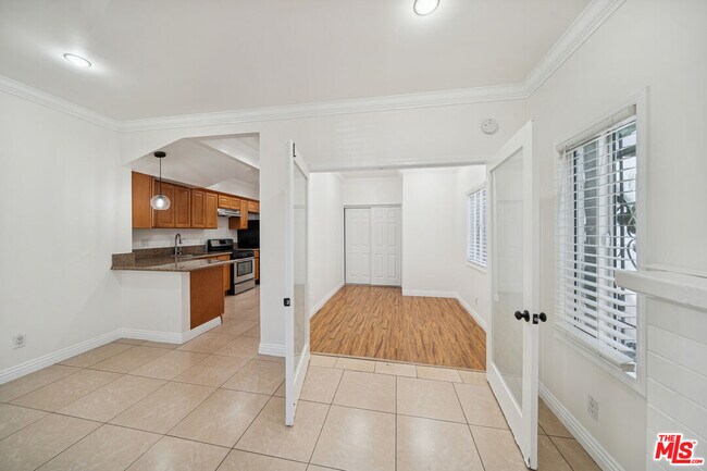 Building Photo - 6680 De Longpre Ave