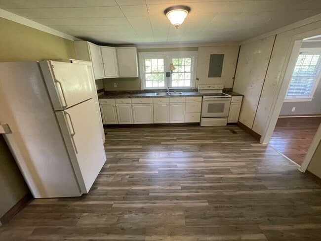 Building Photo - 2 bd 1 ba