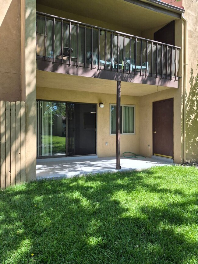 Building Photo - 925 Country Club Dr SE