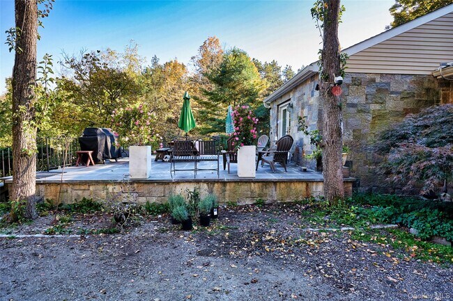 Building Photo - 356 Rossway Rd