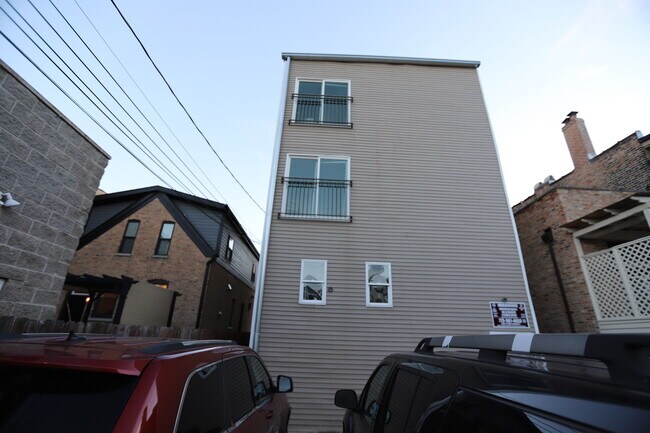 Building Photo - 2320 W Armitage Ave