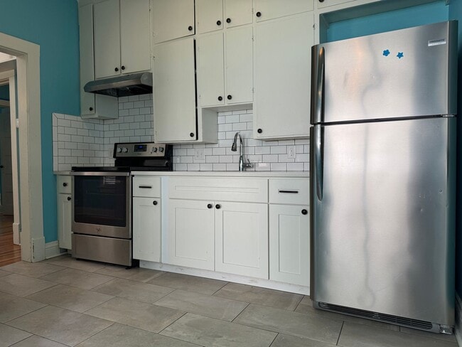 Building Photo - Charming Updated 2-Bed Ranch in the Heart ...