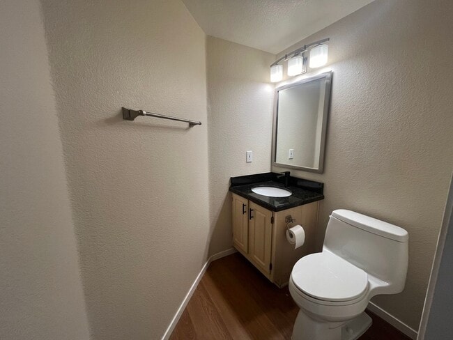 Building Photo - Charming Oversized 2 Bed, 2 Bath Townhouse...