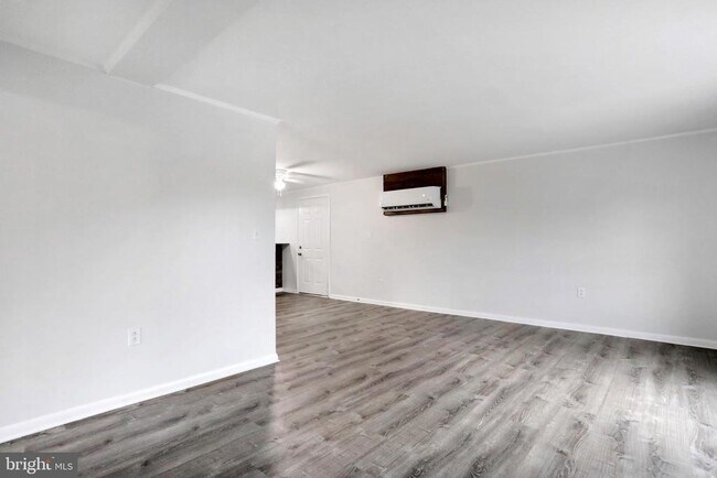 Building Photo - 205 S Princess St