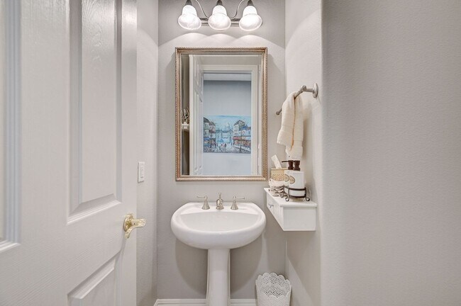 Building Photo - Stunning single-story home in picturesque community!