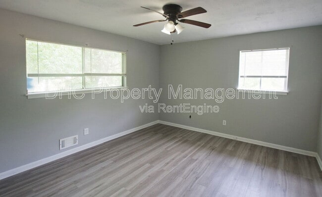 Building Photo - 210 Creekwood Ln