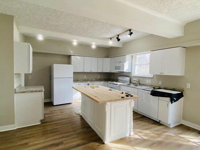 Building Photo - Very Spacious 5bdrm/2bth Bungalow Located in South Richmond w/Privacy Fenced Back Yard!!