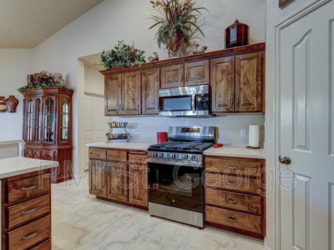 Building Photo - 621 Rolling Hills Dr