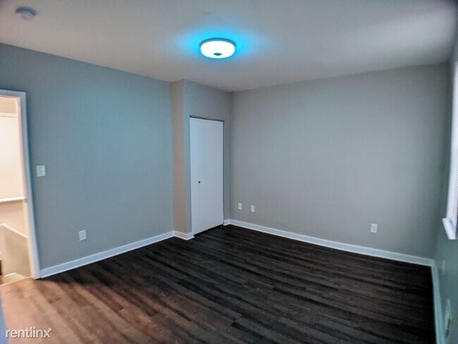 Building Photo - 2 br, 1 bath Townhome - 5329 Brown Way