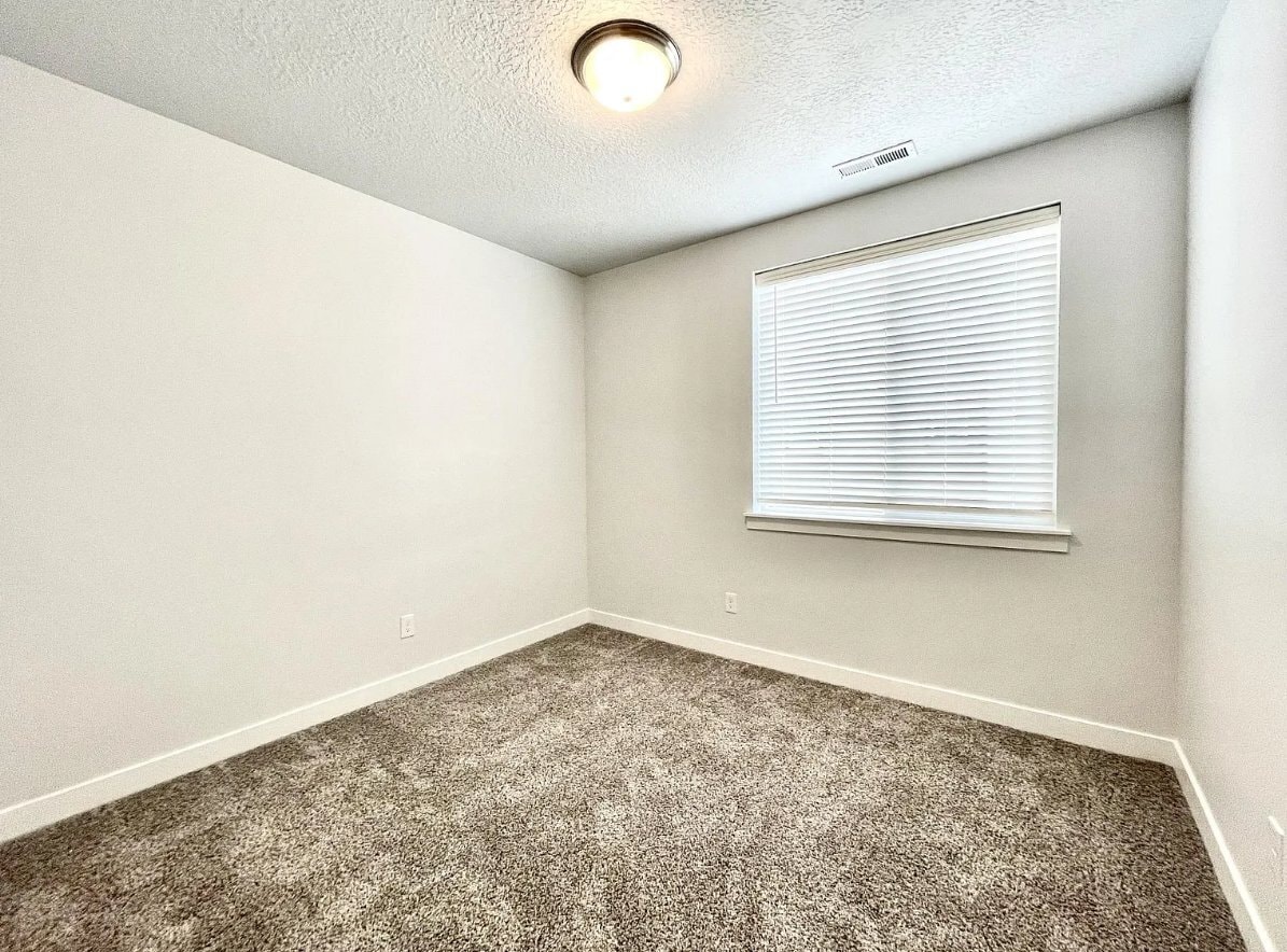 Building Photo - 357 750 N
