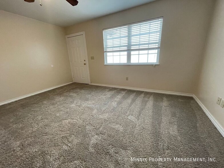 Building Photo - 1400 5th Ave