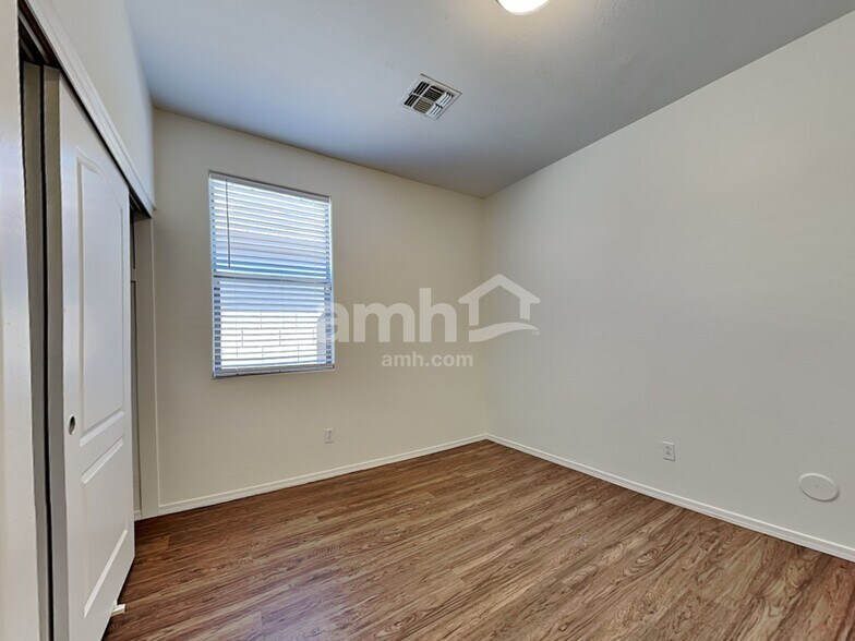 Building Photo - 12751 W Glenrosa Dr