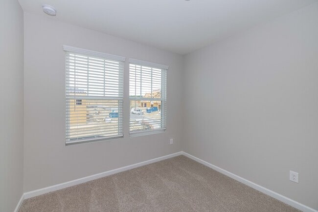 Building Photo - BEAUTIFUL 3BD/2.5BTH Townhome - MALLARD CREEK - AVAILABLE MAY/JUNE 2026