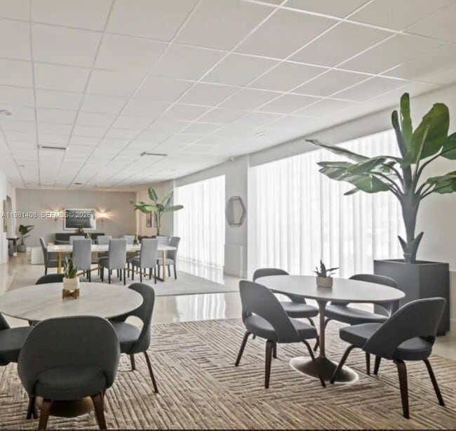 Building Photo - 3140 S Ocean Dr