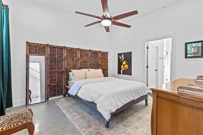 Building Photo - 2115 Uphill Ln