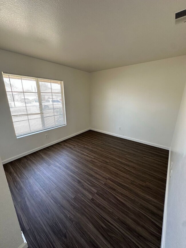 Building Photo - 3 BEDROOM ADELANTO HOME