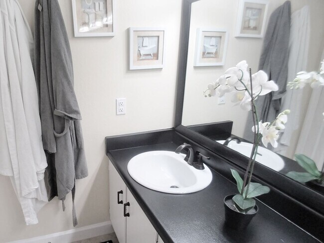 Building Photo - Beautiful  Furnished 1/1 condo x Rent  in Winter Park Next to Full Sail University !
