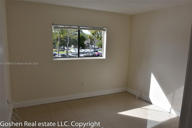 Building Photo - 351 Palm Way