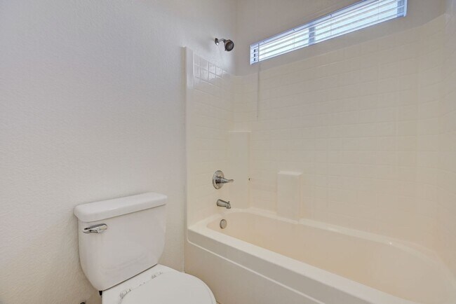 Building Photo - Beautiful 3 Bedroom Single Story Home in A...