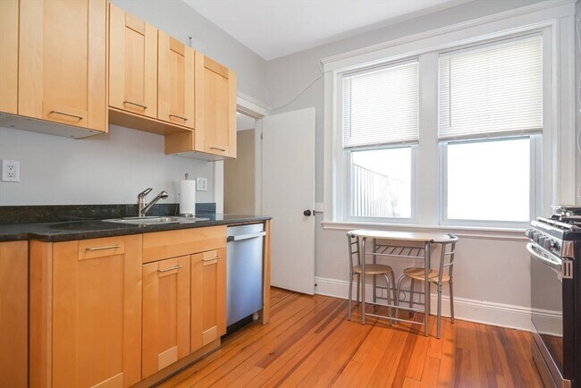 Building Photo - 91-93-93 Bynner St