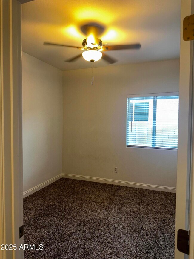 Building Photo - 1686 W Paisley Dr