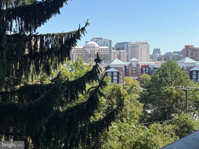 Building Photo - 1101 S Arlington Ridge Rd