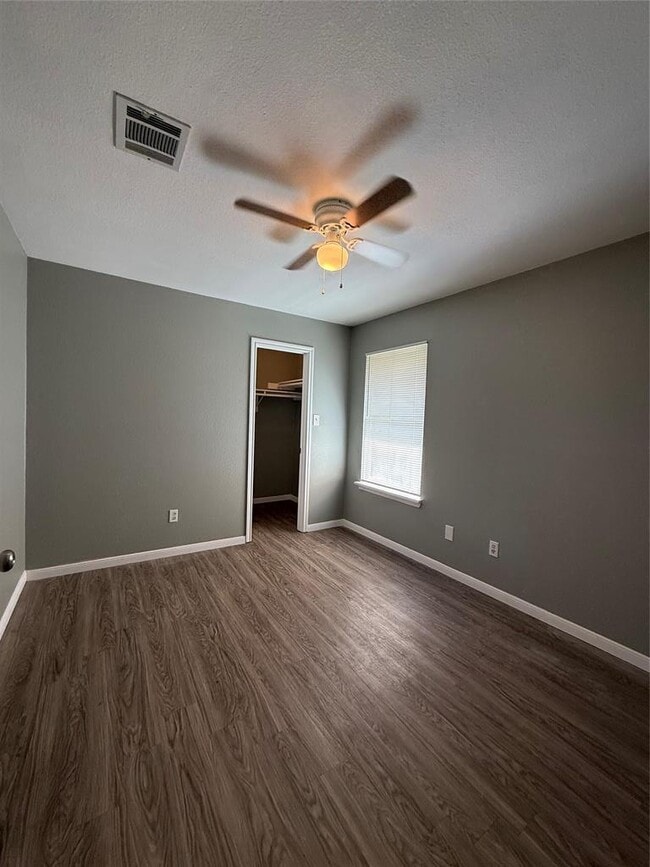 Building Photo - 2221 Creekside Ln