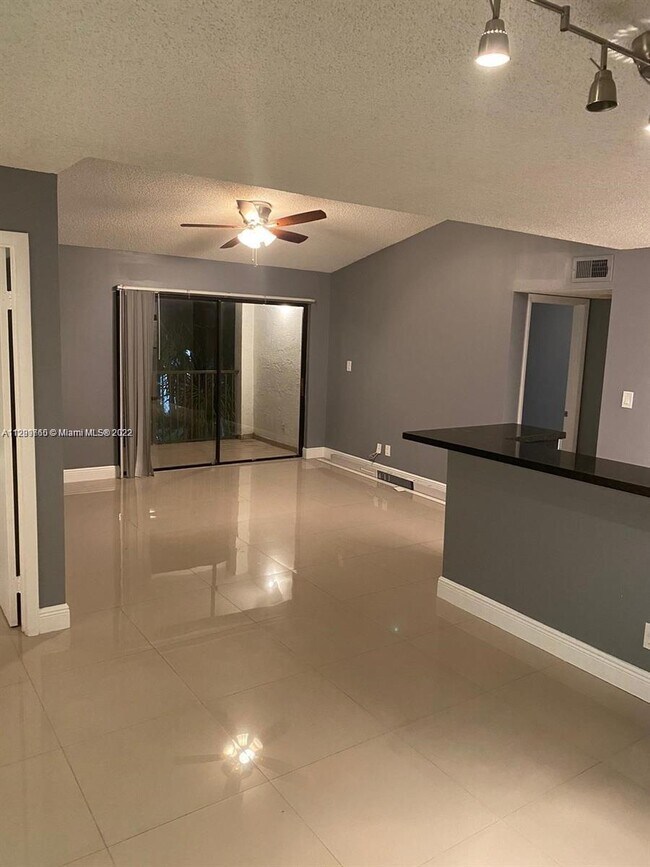 Building Photo - 570 S Park Rd