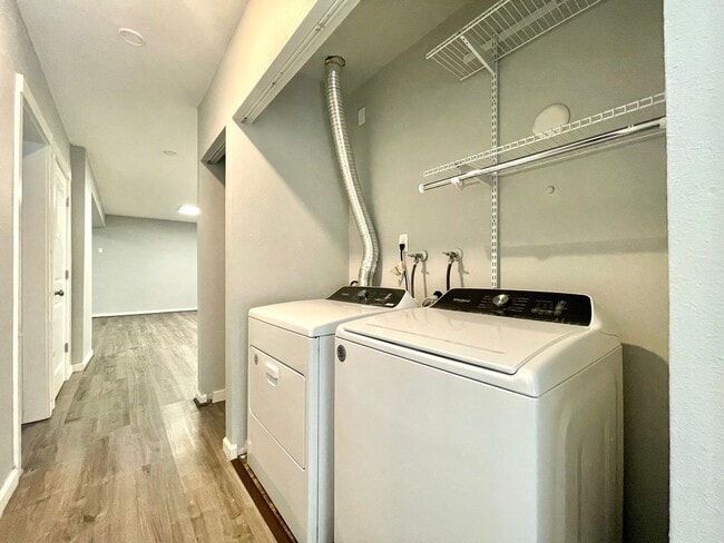 Building Photo - SIlverlake SFH with AC for rent