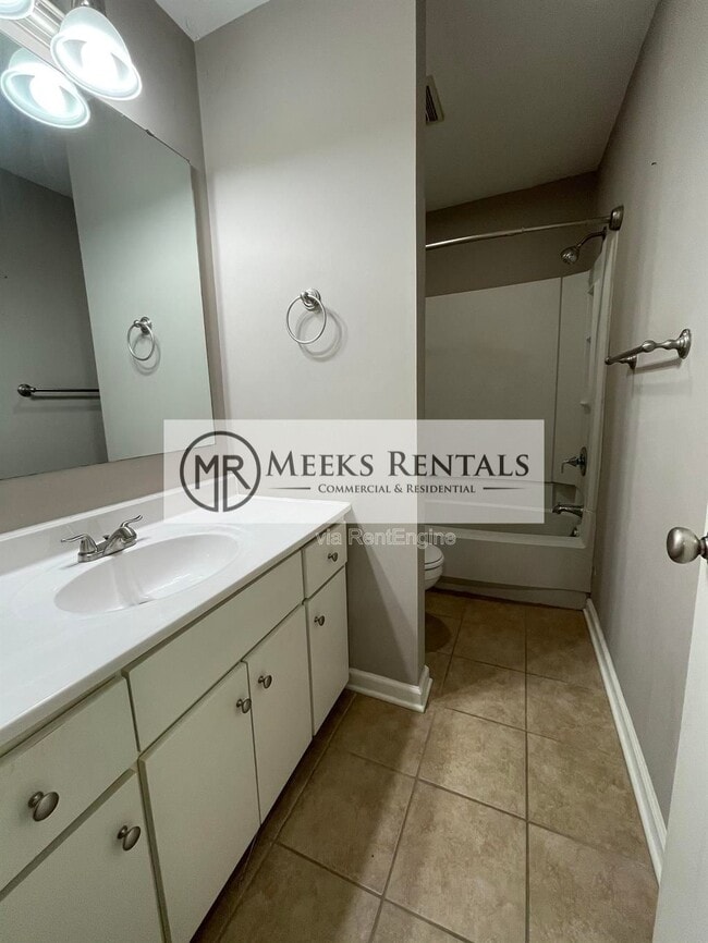 Building Photo - 1002 Fairway Gardens Dr