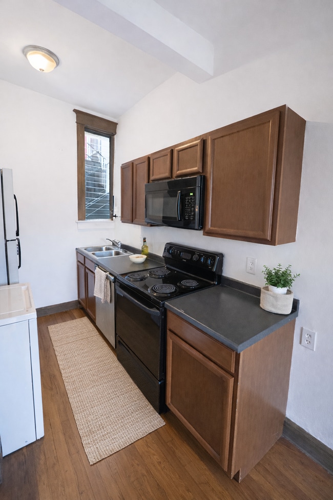 Building Photo - 209 W Fifth Ave