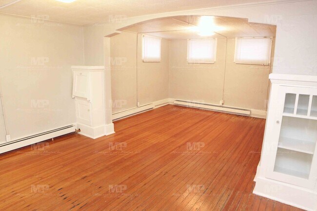 Building Photo - 216 E Myrtle St