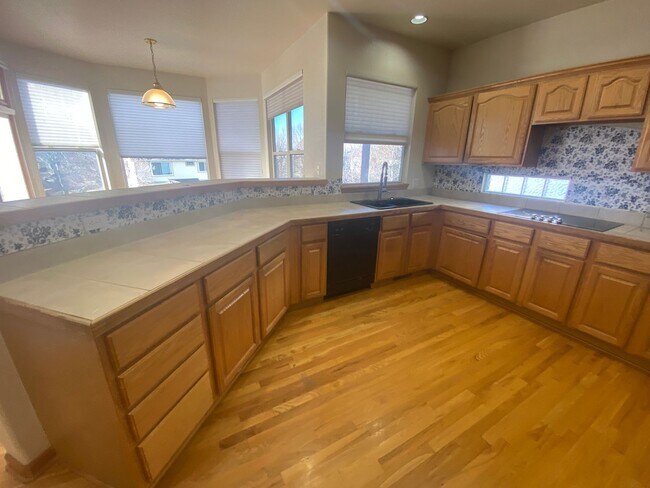 Building Photo - Large Home in Piney Creek