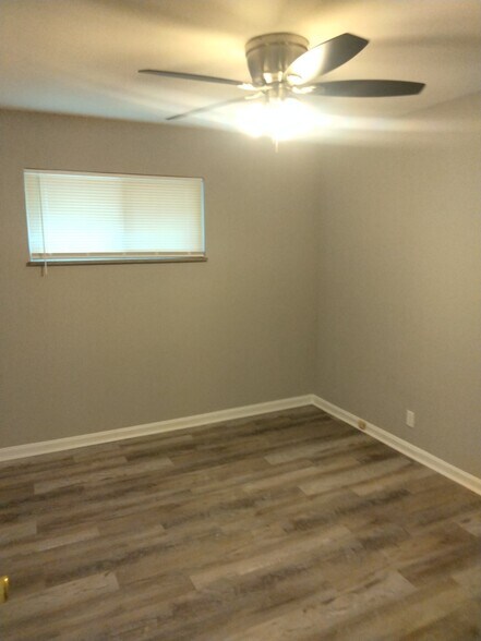 Building Photo - 70 Illona Dr