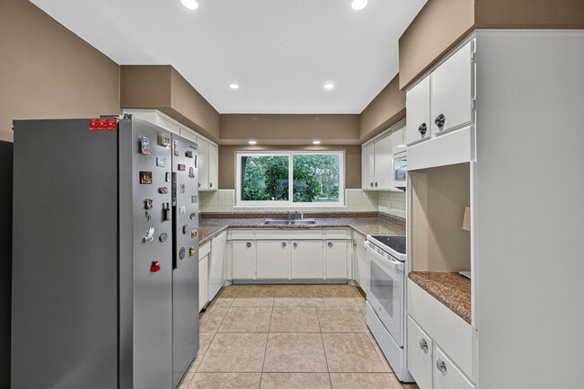 Building Photo - 2750 SE 3rd St