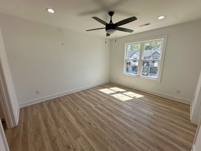 Building Photo - Beautiful new townhouse located in the new...