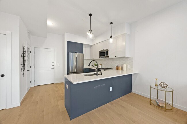 Building Photo - 425 3rd St