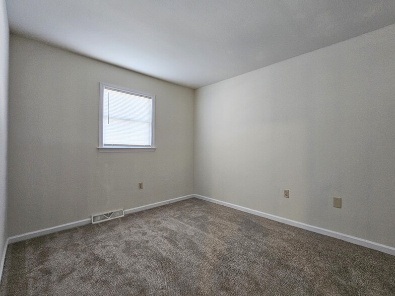 Building Photo - 137 Millview Ct